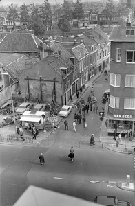 851612 Gezicht op de zuidzijde van de Oranjestraat te Utrecht, met links een viskar op een sloopterreintje tijdens de ...
